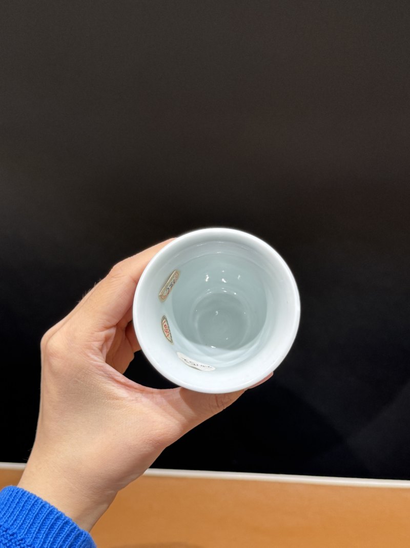 清康熙 青花西厢记之崔莺莺听琴图铃铛杯 - 图8