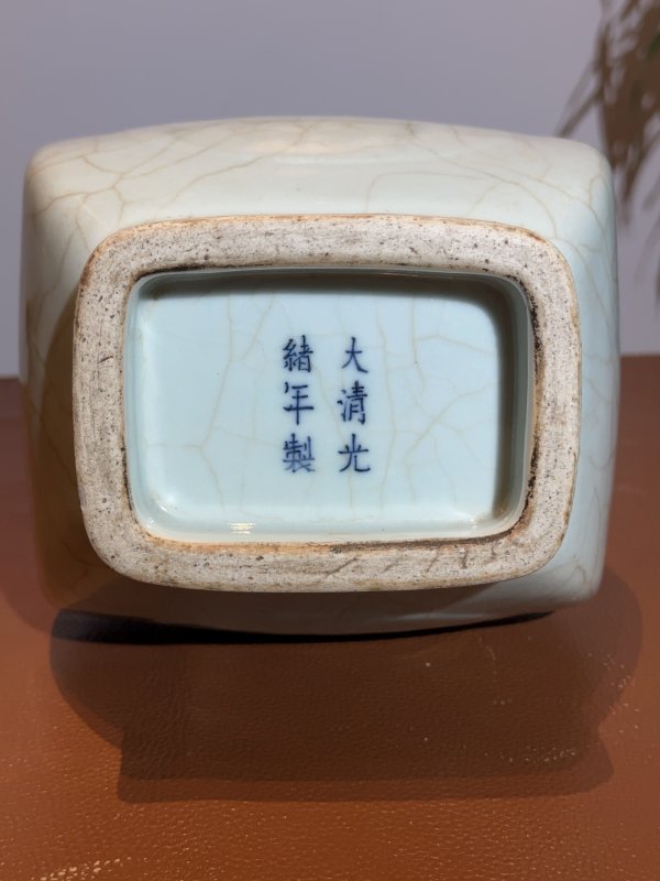 清光绪 粉青釉贯耳瓶（官） - 图8