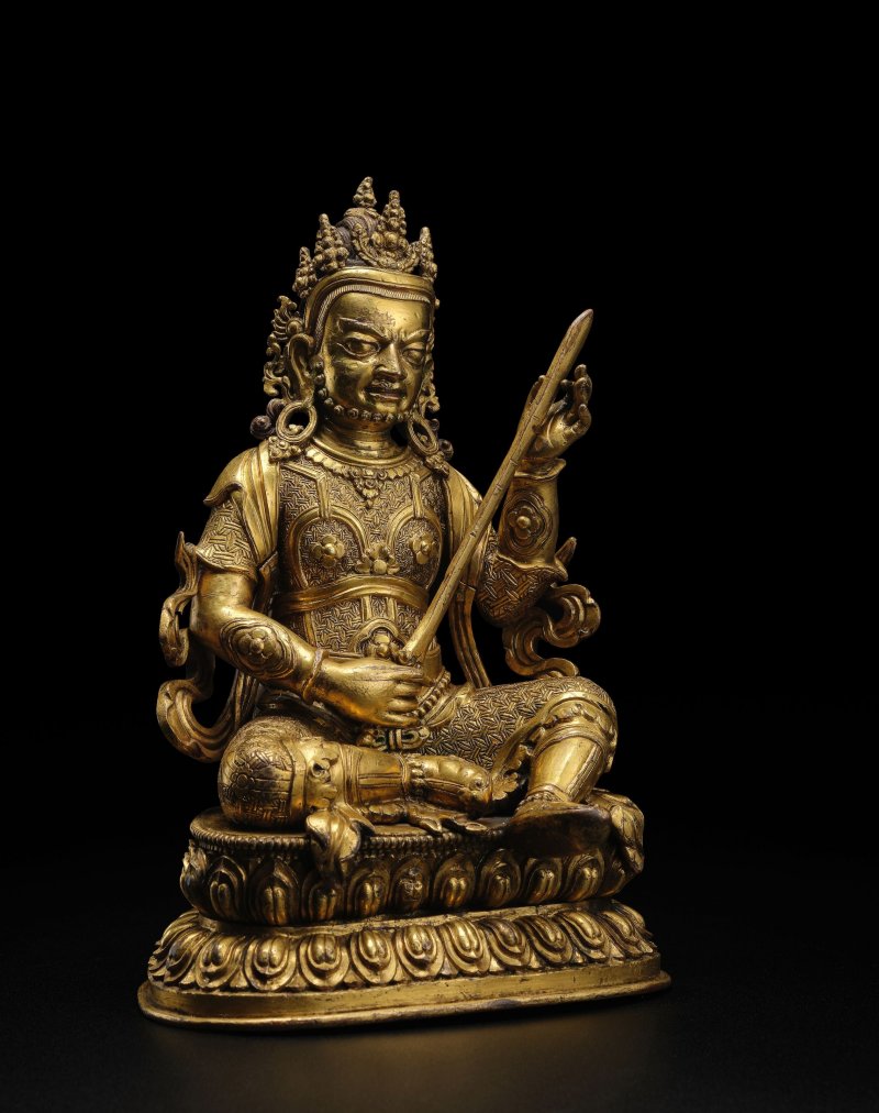 西藏 十六世紀 銅鎏金南方增長天王像 | A GILT COPPER ALLOY FIGURE OF VIRUDHAKA - 图4