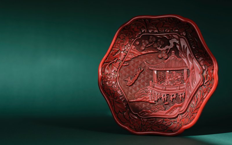 明　剔紅納涼圖瓣式盤 | A CARVED CINNABAR LACQUER 'RESTING SCHOLAR' HEXALOBED DISH - 图3