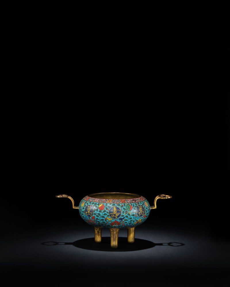 明萬曆　掐絲琺瑯蟠桃萬壽三足爐 | A CLOISONNÉ ENAMEL 'LONGEVITY' TRIPOD INCENSE BURNER, DING - 图1