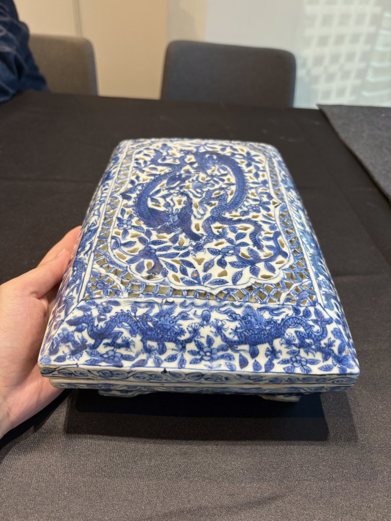 明萬曆 青花鏤空龍紋捧盒 - 图18