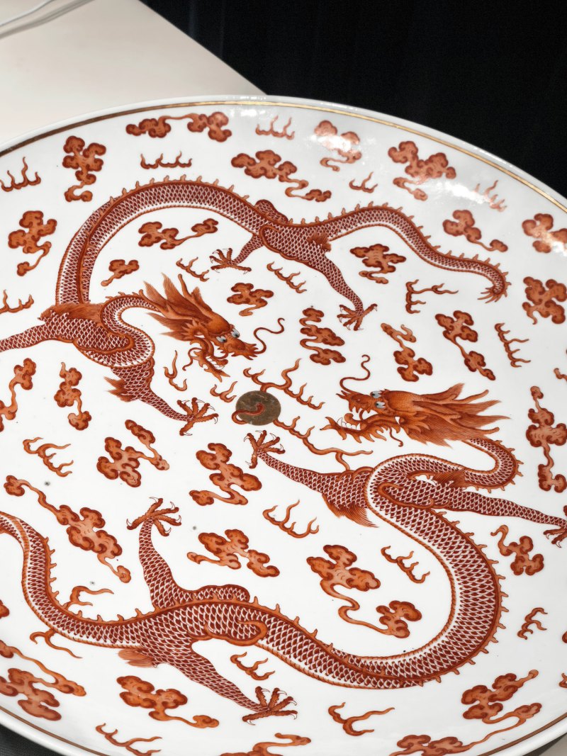 清光绪 矾红描金双龙戏珠大纹盘一对 - 图13