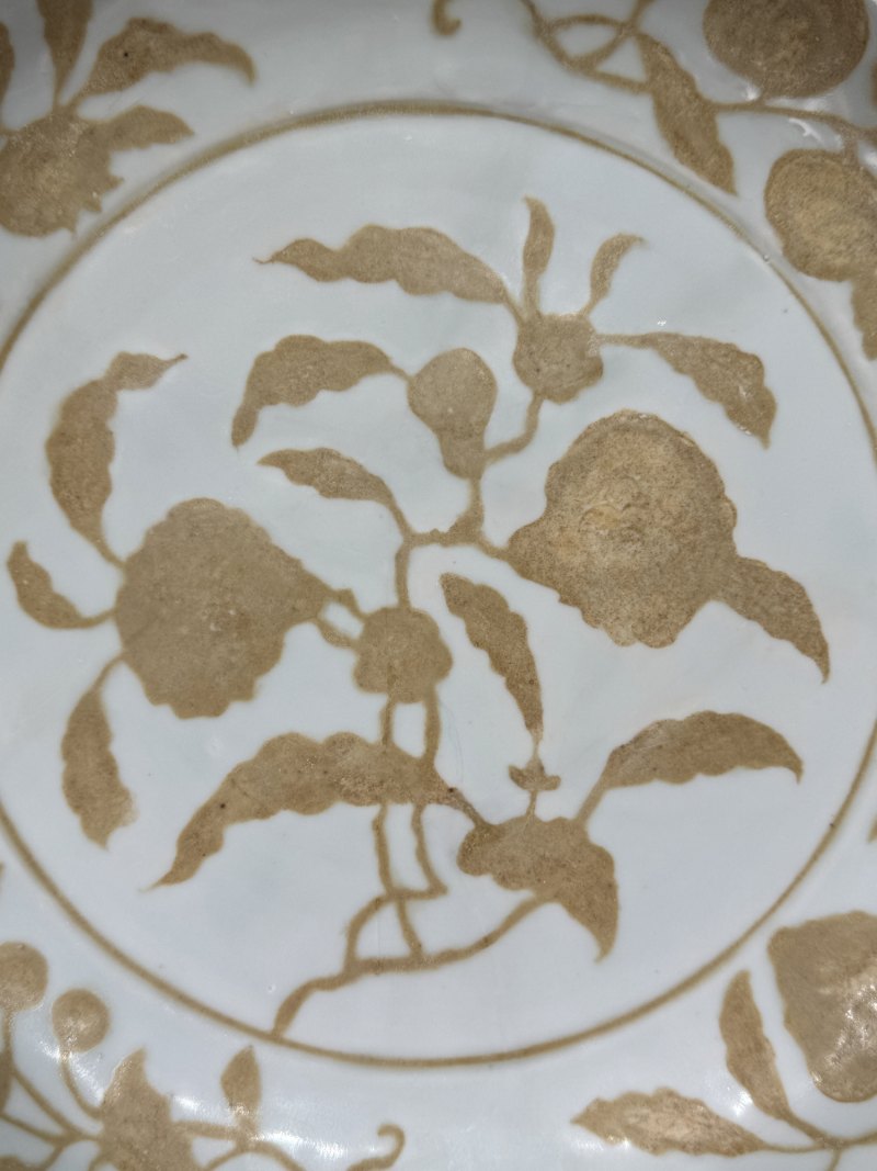 明宣德 褐黄折枝栀子花果纹盘 - 图4