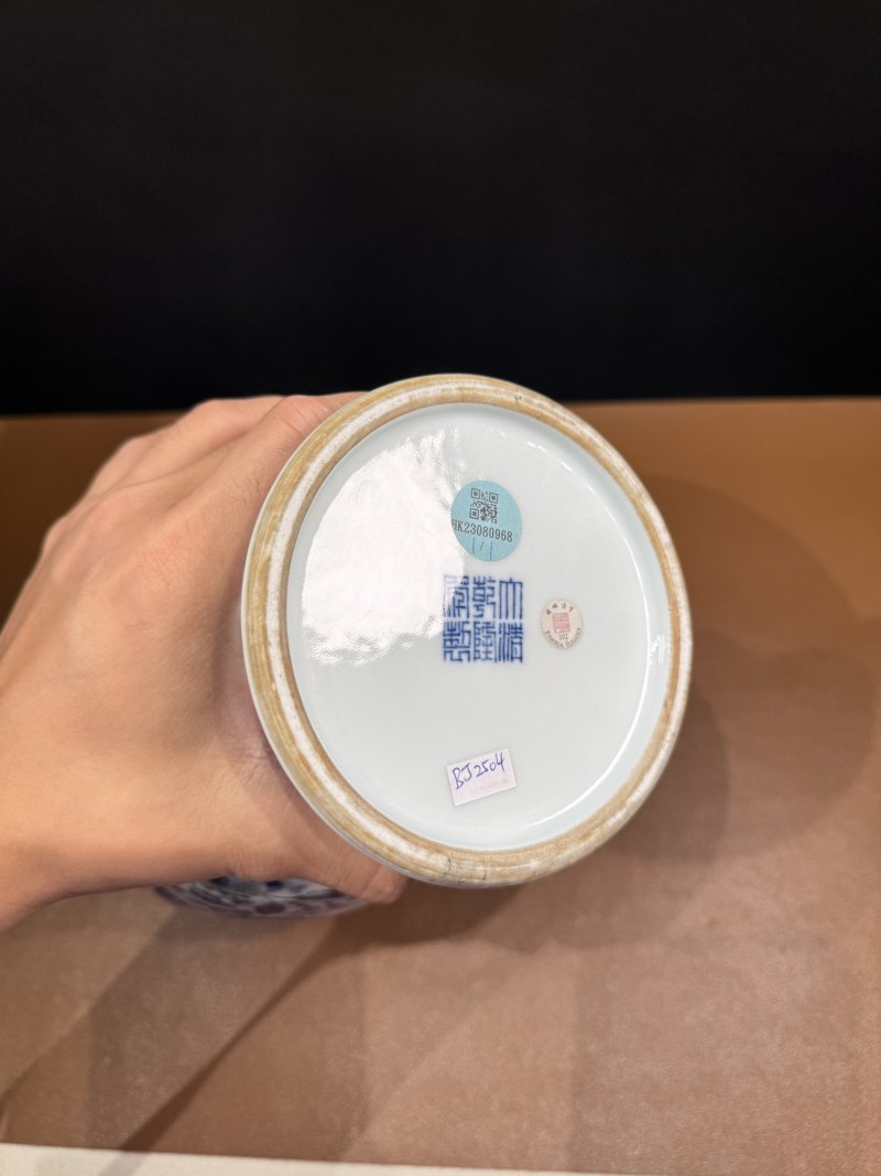 清乾隆 青花缠枝花卉纹出戟双耳尊 - 图19