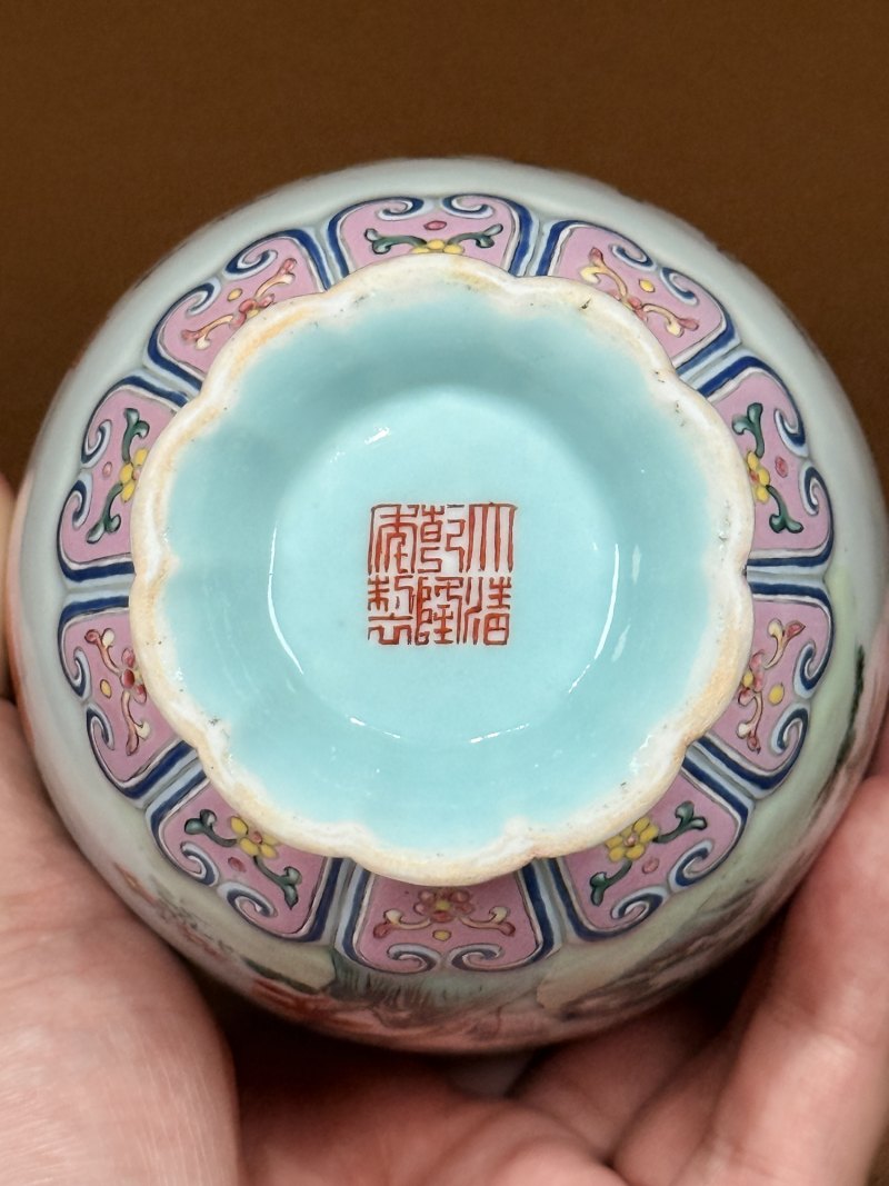清乾隆 御题诗洋彩芙蓉图浮雕藕粉地十瓣花口瓶 - 图16