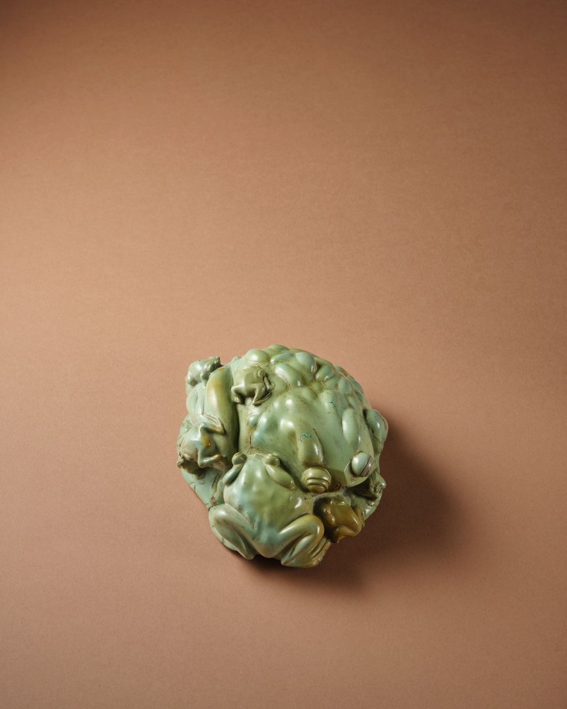 十七世紀　綠松石雕蟾蓮擺件 | A SUPERB AND EXCEPTIONALLY RARE LARGE 'NINE-TOAD' TURQUOISE CARVING - 图1