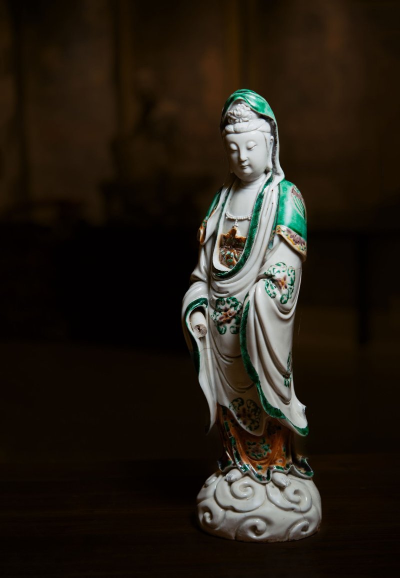 清康熙 德化五彩觀音立像 | A WUCAI DECORATED DEHUA FIGURE OF GUANYIN - 图9