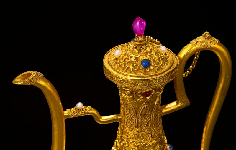 清乾隆 御製金胎纍絲鏨纏枝花卉紋嵌寶石執壺 「乾隆年製」款  QIANLONG FOUR-CHARACTER MARK AND OF THE PERIOD (1736-1795) - 图8