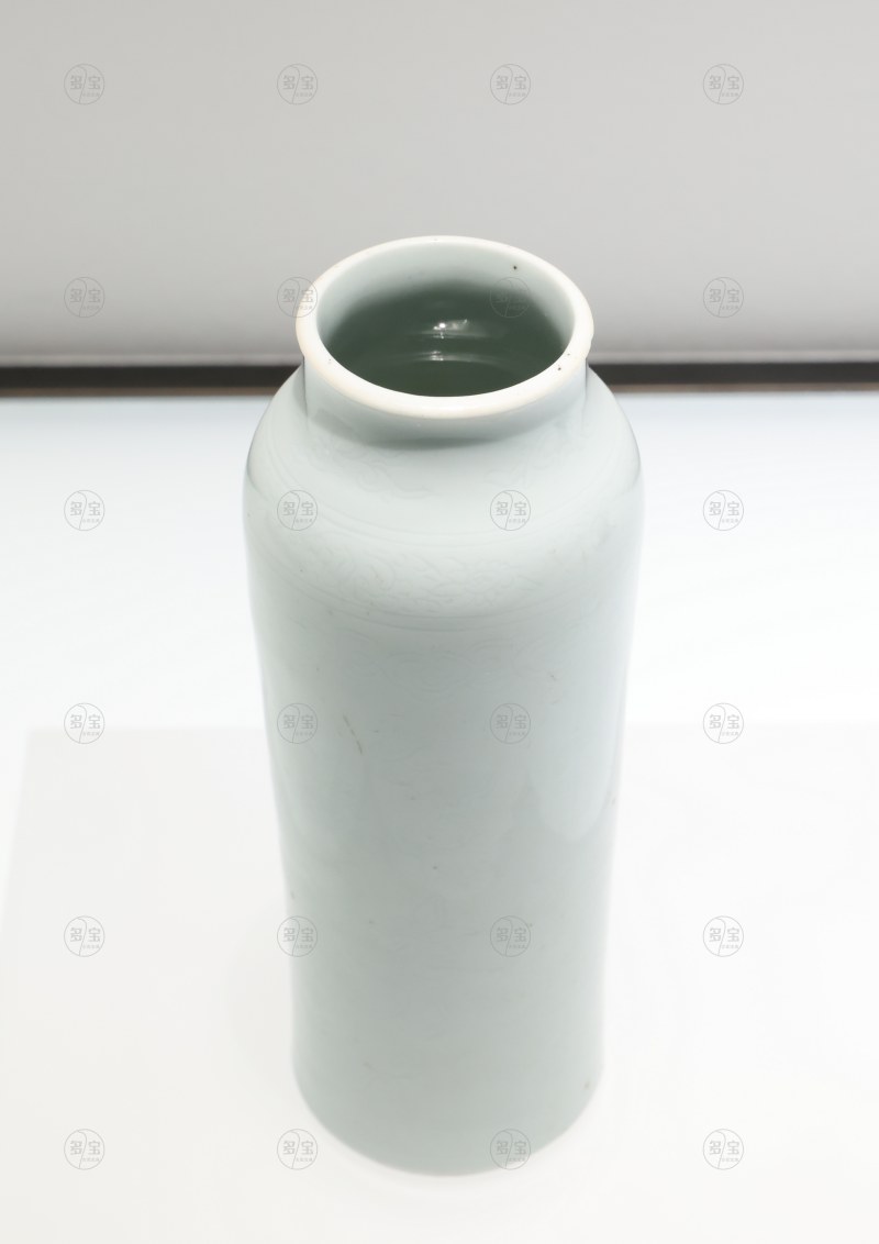 明崇祯 景德镇窑白釉刻花缠枝莲纹瓶 - 图4