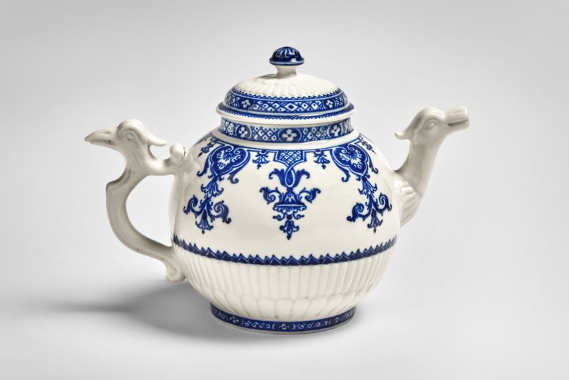 A Saint-Cloud Porcelain Blue and White Teapot and Cover, circa 1720-25 - 图3