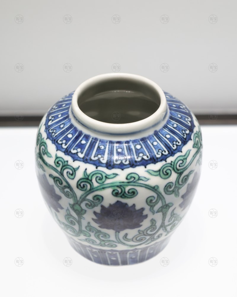 明万历 景德镇窑斗彩缠枝莲纹罐 - 图3