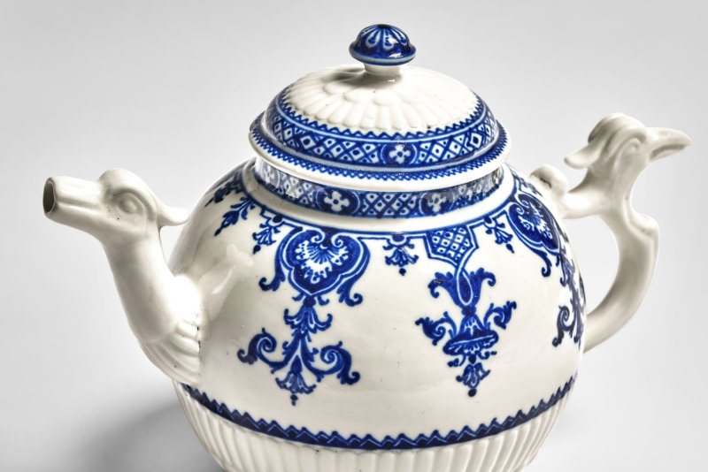 A Saint-Cloud Porcelain Blue and White Teapot and Cover, circa 1720-25 - 图4