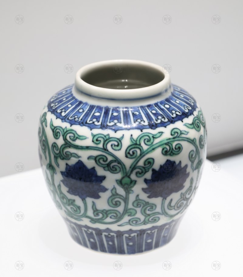 明万历 景德镇窑斗彩缠枝莲纹罐 - 图4