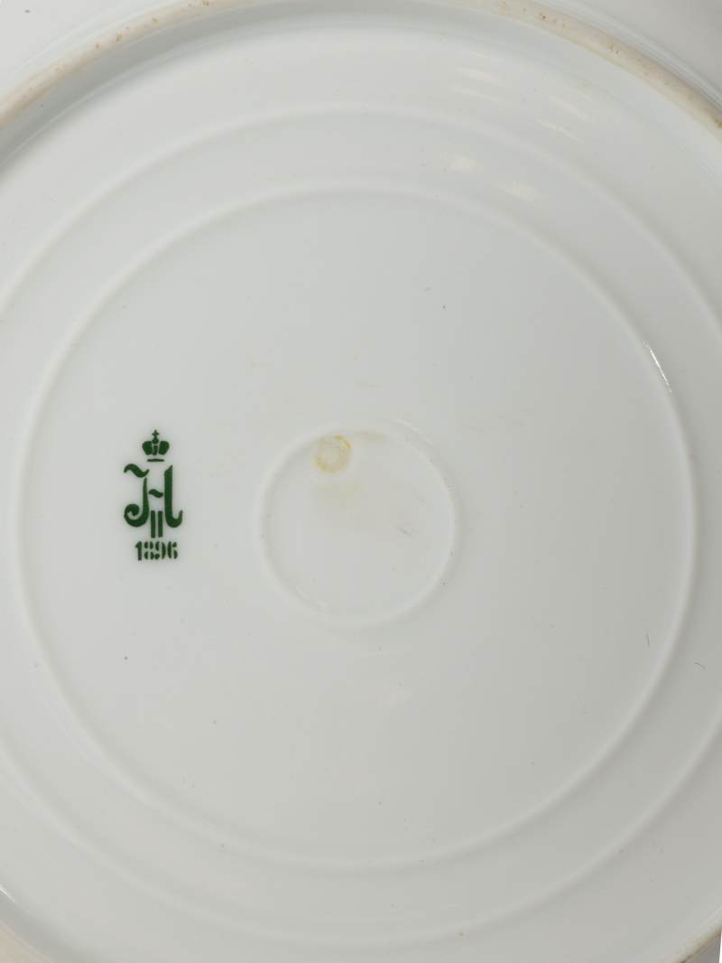Forty-three Porcelain Dinner Plates from the Alexander III Coronation Service, Imperial Porcelain Factory, St Petersburg, period of Alexander III, 1881, and Nicholas II (1896-1913) - 图5