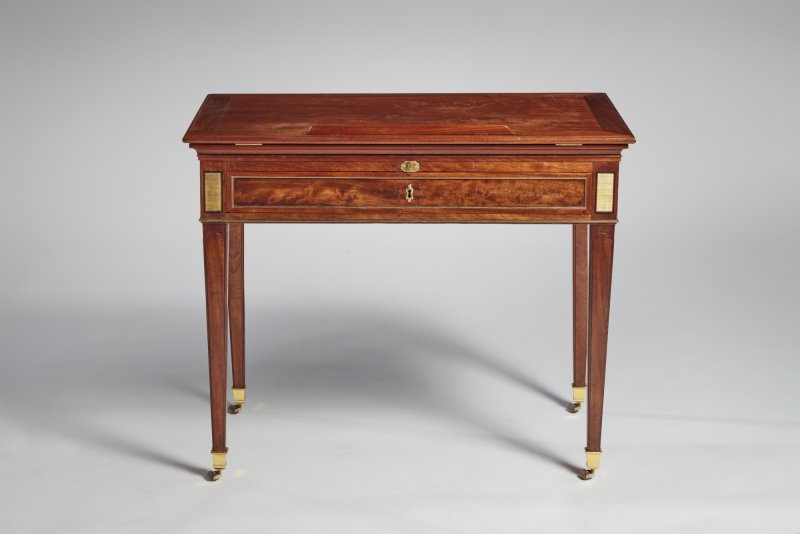 A Louis XVI Gilt Brass Mounted Mahogany and Ebony Table à la Tronchin by Jean-Henri Riesener, Circa 1785 - 图3