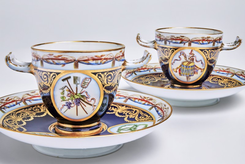 Two Sèvres Porcelain Revolutionary Cups and Stands (Gobelet à anses étrusques), circa 1795 - 图2