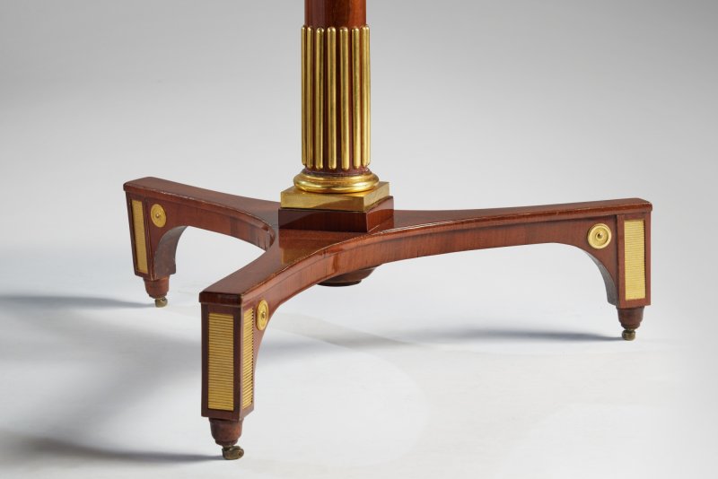 A German Neoclassical GIlt Bronze and Brass Mounted Mahogany Tripod Table by David Roentgen, Circa 1785 - 图5