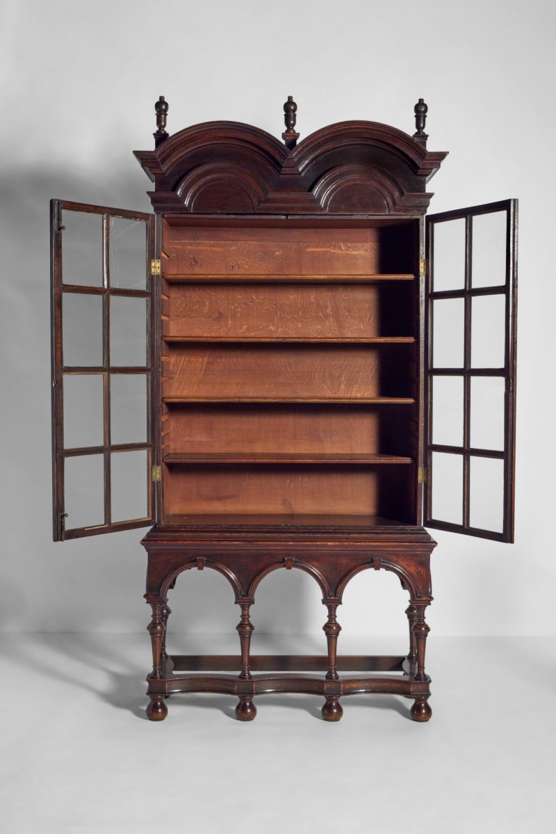 A William and Mary Oak China Display Cabinet, Circa 1700 - 图3