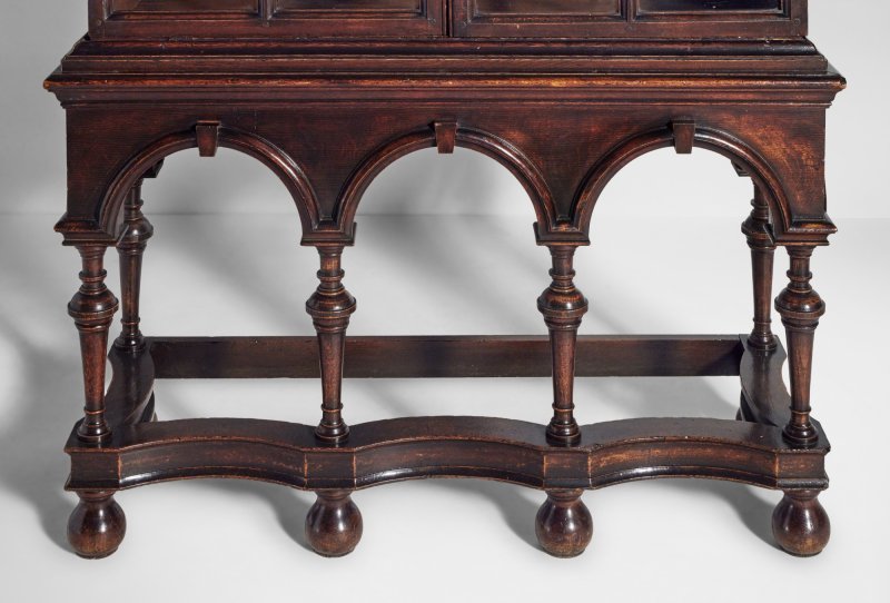 A William and Mary Oak China Display Cabinet, Circa 1700 - 图4