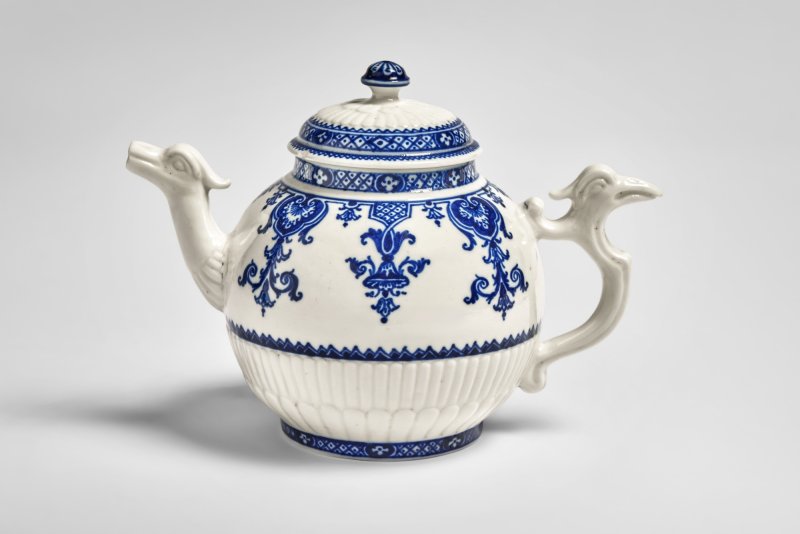 A Saint-Cloud Porcelain Blue and White Teapot and Cover, circa 1720-25 - 图1