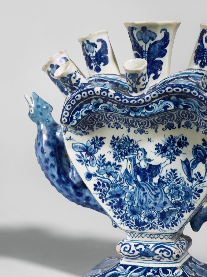 A Dutch Delft Blue and White Flower Vase, circa 1700-10 - 图3