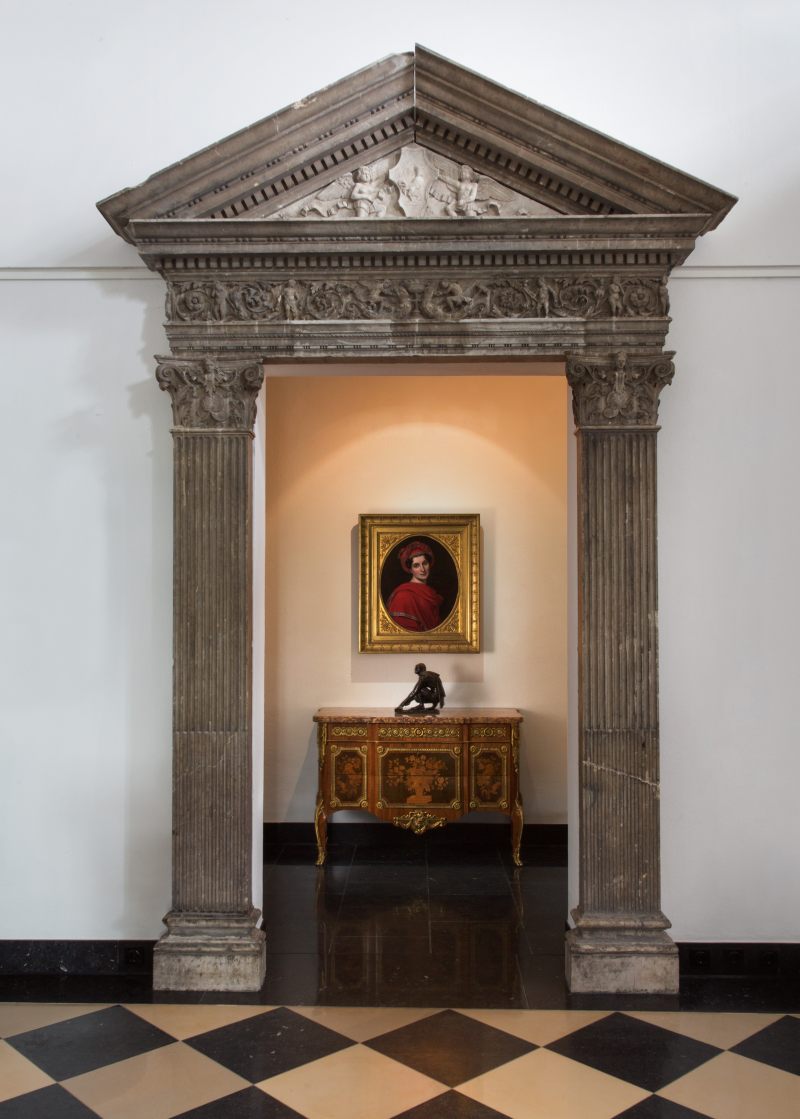 An Italian Limestone Portal Surround with a Tympanum with a Coat of Arms, Possibly Late 15th Century - 图2