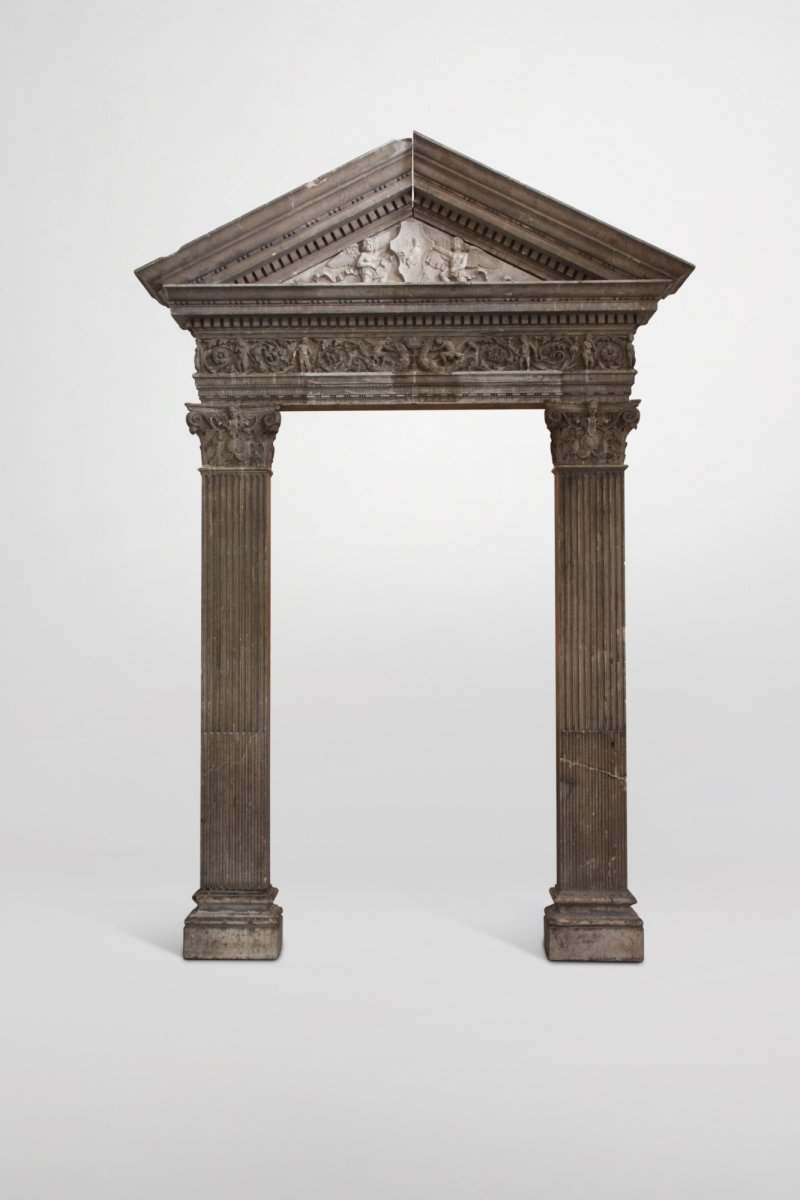 An Italian Limestone Portal Surround with a Tympanum with a Coat of Arms, Possibly Late 15th Century - 图3