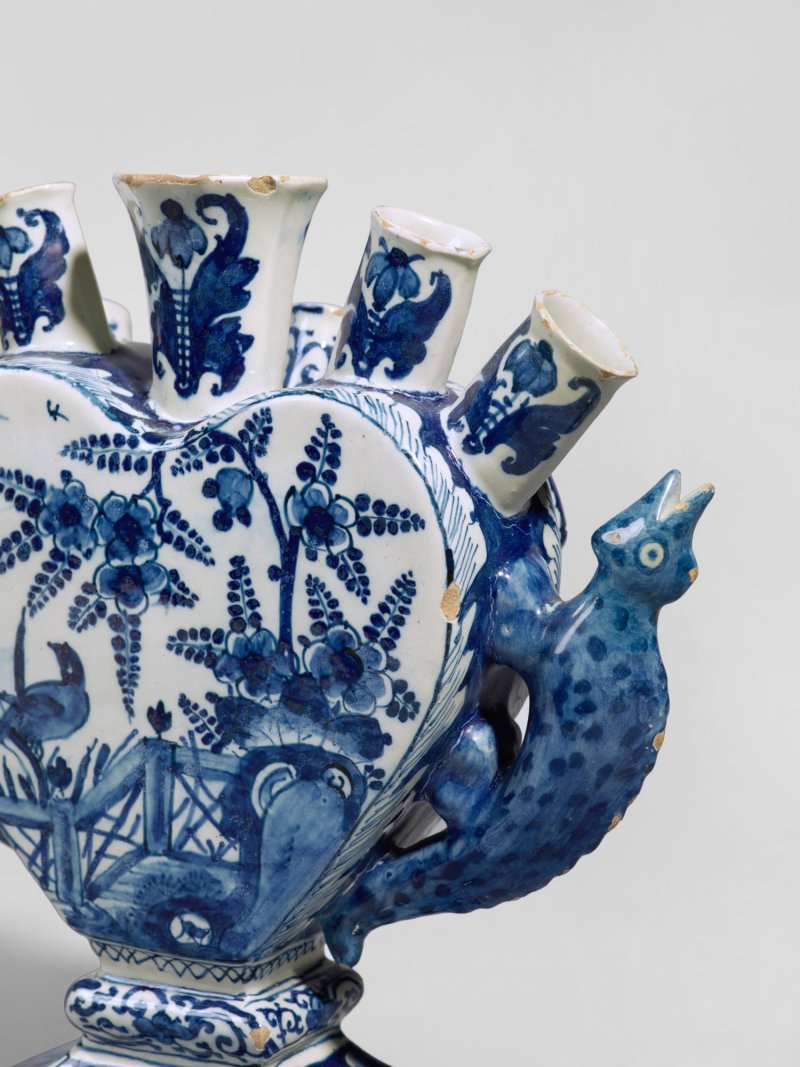 A Dutch Delft Blue and White Flower Vase, circa 1700-10 - 图5