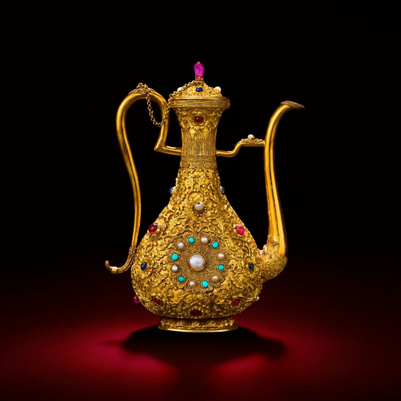 清乾隆 御製金胎纍絲鏨纏枝花卉紋嵌寶石執壺 「乾隆年製」款  QIANLONG FOUR-CHARACTER MARK AND OF THE PERIOD (1736-1795) - 图1