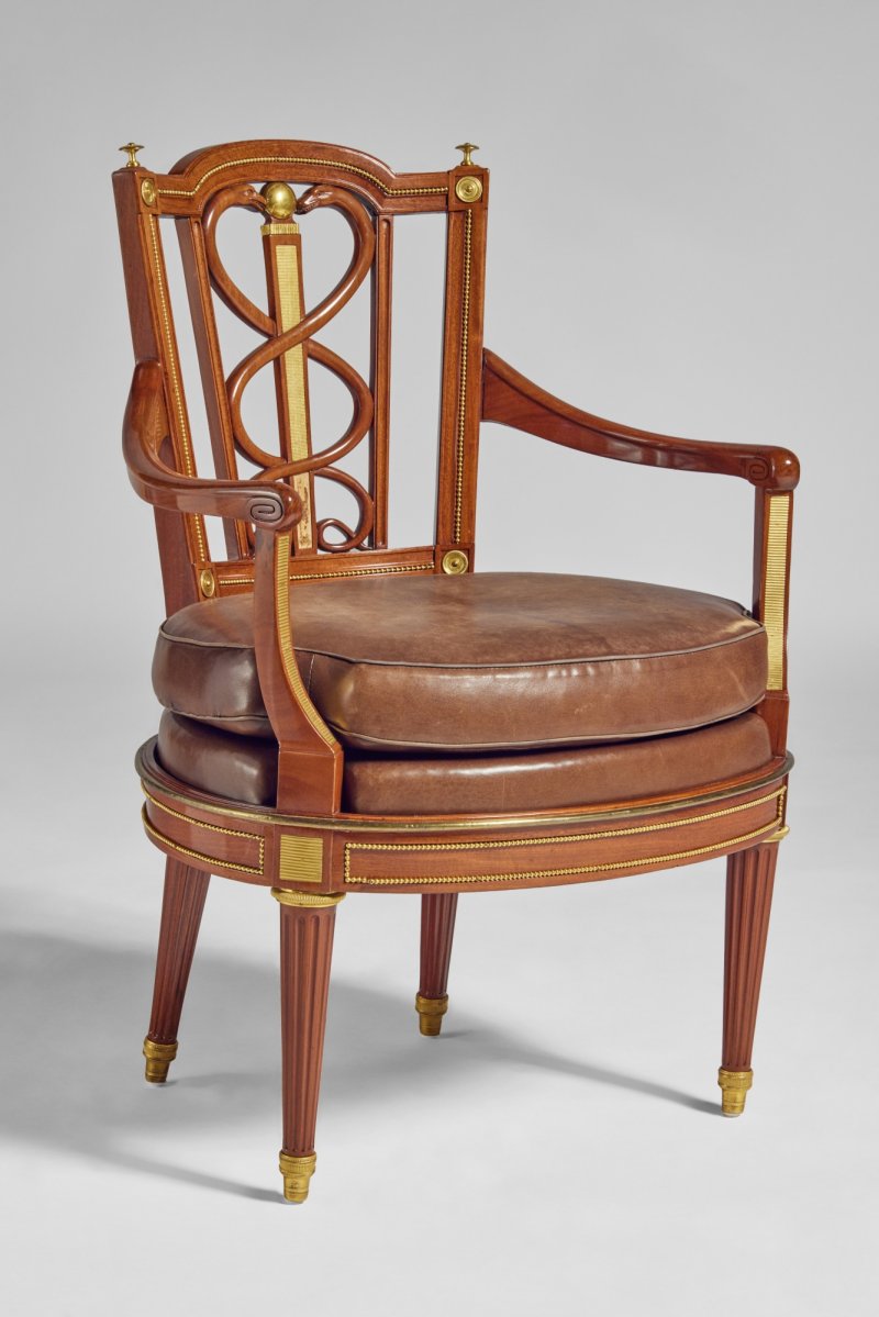 A German Neoclassical Brass-Mounted Mahogany Armchair Attributed to David Roentgen, Circa 1785 - 图2