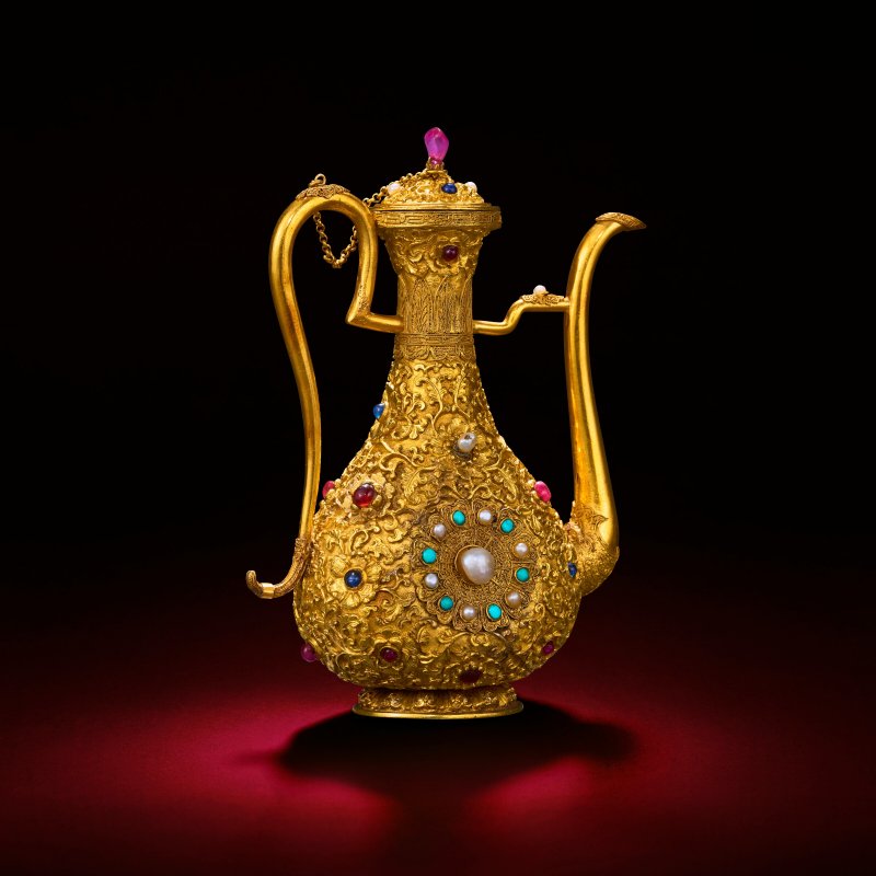 清乾隆 御製金胎纍絲鏨纏枝花卉紋嵌寶石執壺 「乾隆年製」款  QIANLONG FOUR-CHARACTER MARK AND OF THE PERIOD (1736-1795) - 图2