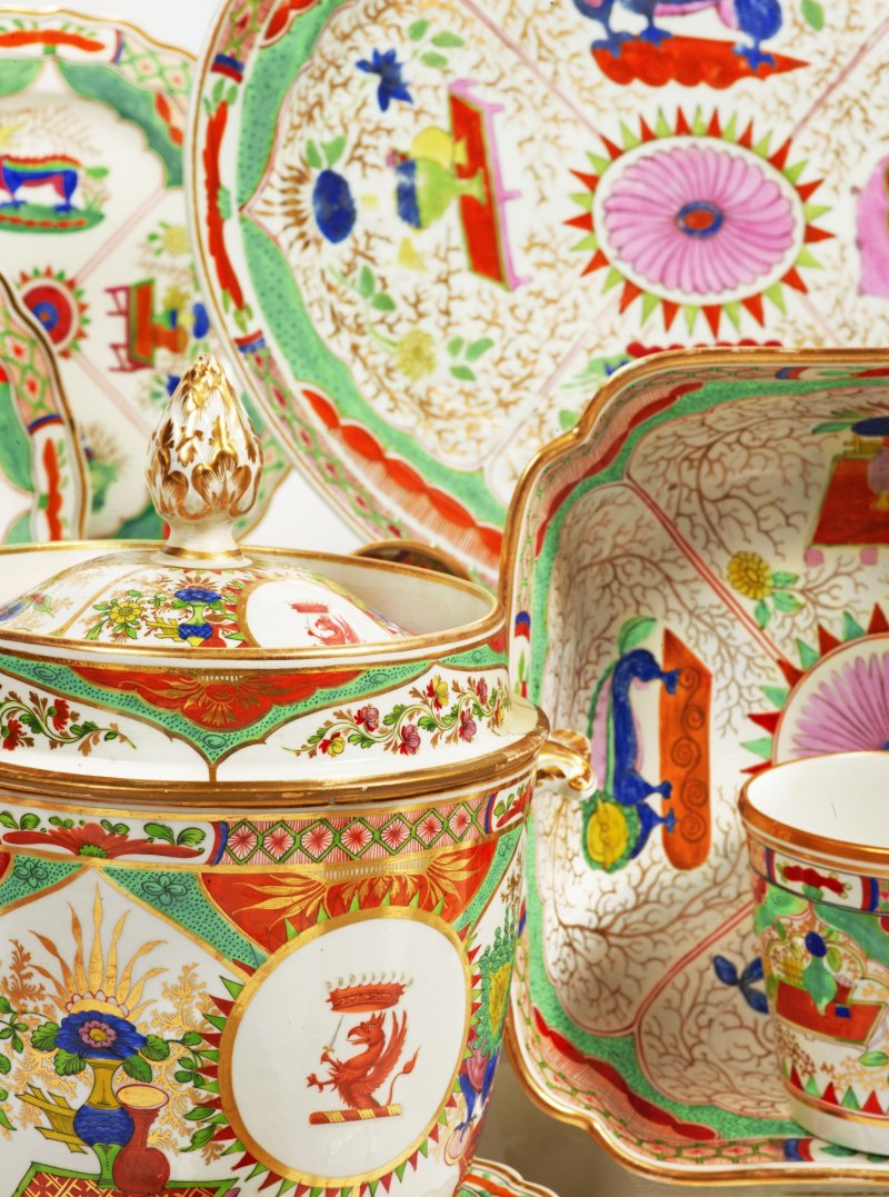 An English Porcelain ‘Dragons in Compartments’ Assembled Part-Dinner and Dessert Service, Late 18th/ 19th Century - 图2
