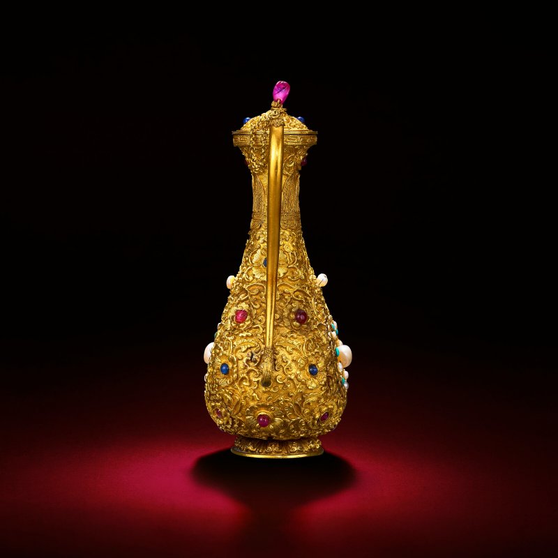 清乾隆 御製金胎纍絲鏨纏枝花卉紋嵌寶石執壺 「乾隆年製」款  QIANLONG FOUR-CHARACTER MARK AND OF THE PERIOD (1736-1795) - 图3
