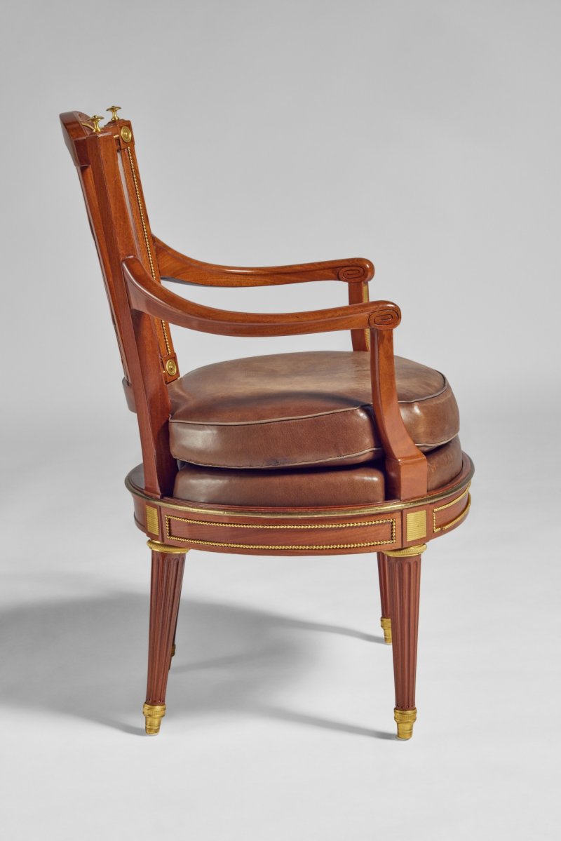 A German Neoclassical Brass-Mounted Mahogany Armchair Attributed to David Roentgen, Circa 1785 - 图4