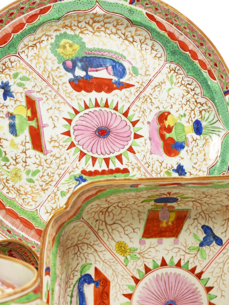 An English Porcelain ‘Dragons in Compartments’ Assembled Part-Dinner and Dessert Service, Late 18th/ 19th Century - 图3