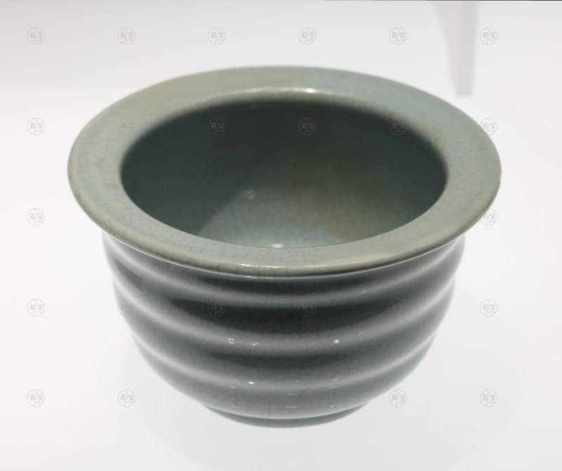 清雍正 景德镇窑仿汝釉弦纹花盆 - 图2