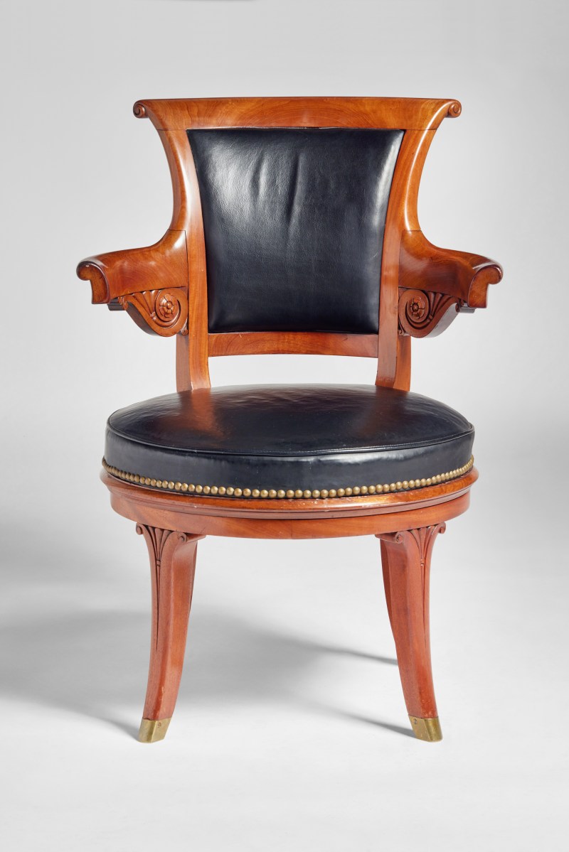 A Directoire Solid Mahogany Fauteuil de Bureau, Circa 1795 - 图1