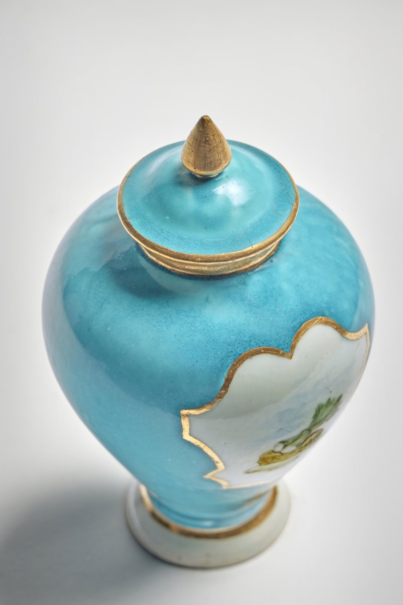 A Capodimonte Porcelain Turquoise-Blue-Ground Tea Canister and Cover, circa 1745-50 - 图3