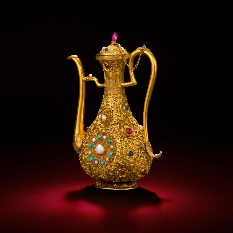 清乾隆 御製金胎纍絲鏨纏枝花卉紋嵌寶石執壺 「乾隆年製」款  QIANLONG FOUR-CHARACTER MARK AND OF THE PERIOD (1736-1795) - 图4