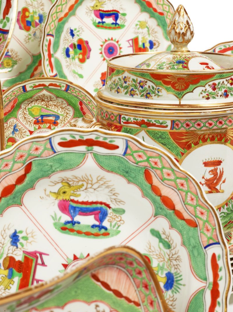 An English Porcelain ‘Dragons in Compartments’ Assembled Part-Dinner and Dessert Service, Late 18th/ 19th Century - 图4