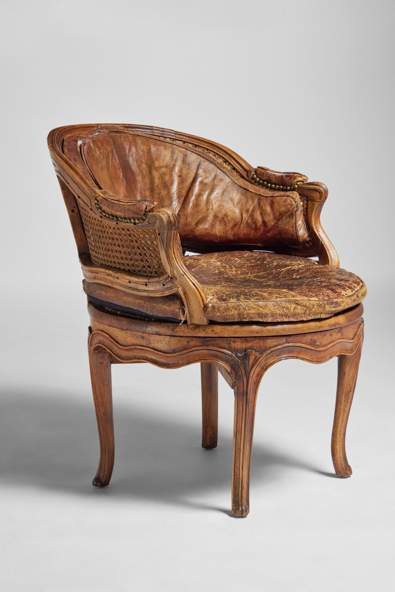 A Louis XV Walnut Fauteuil de Bureau, Probably Lyon, Mid-18th Century - 图1