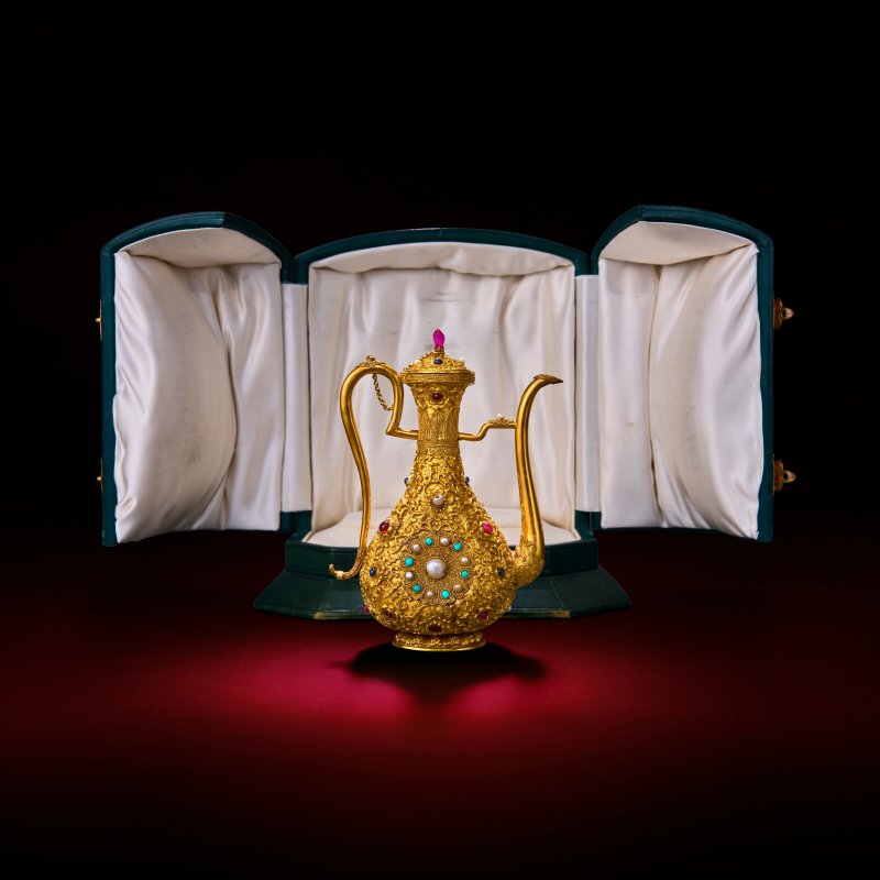 清乾隆 御製金胎纍絲鏨纏枝花卉紋嵌寶石執壺 「乾隆年製」款  QIANLONG FOUR-CHARACTER MARK AND OF THE PERIOD (1736-1795) - 图5