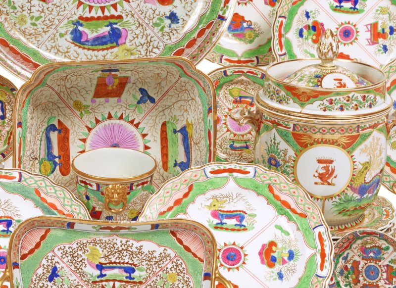 An English Porcelain ‘Dragons in Compartments’ Assembled Part-Dinner and Dessert Service, Late 18th/ 19th Century - 图5
