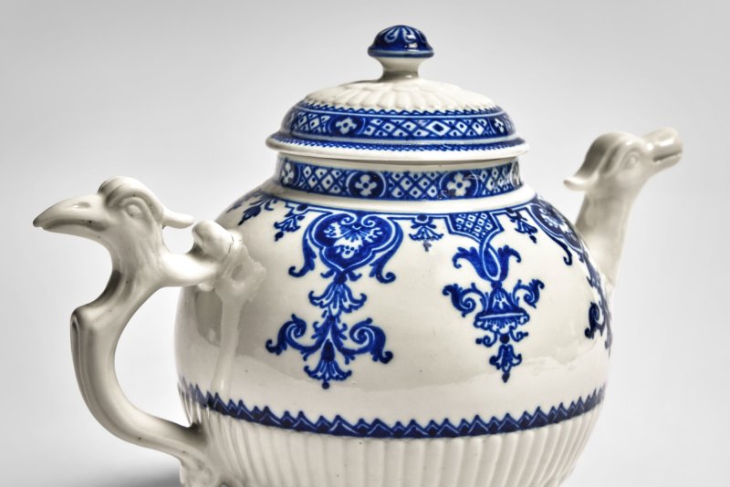 A Saint-Cloud Porcelain Blue and White Teapot and Cover, circa 1720-25 - 图2