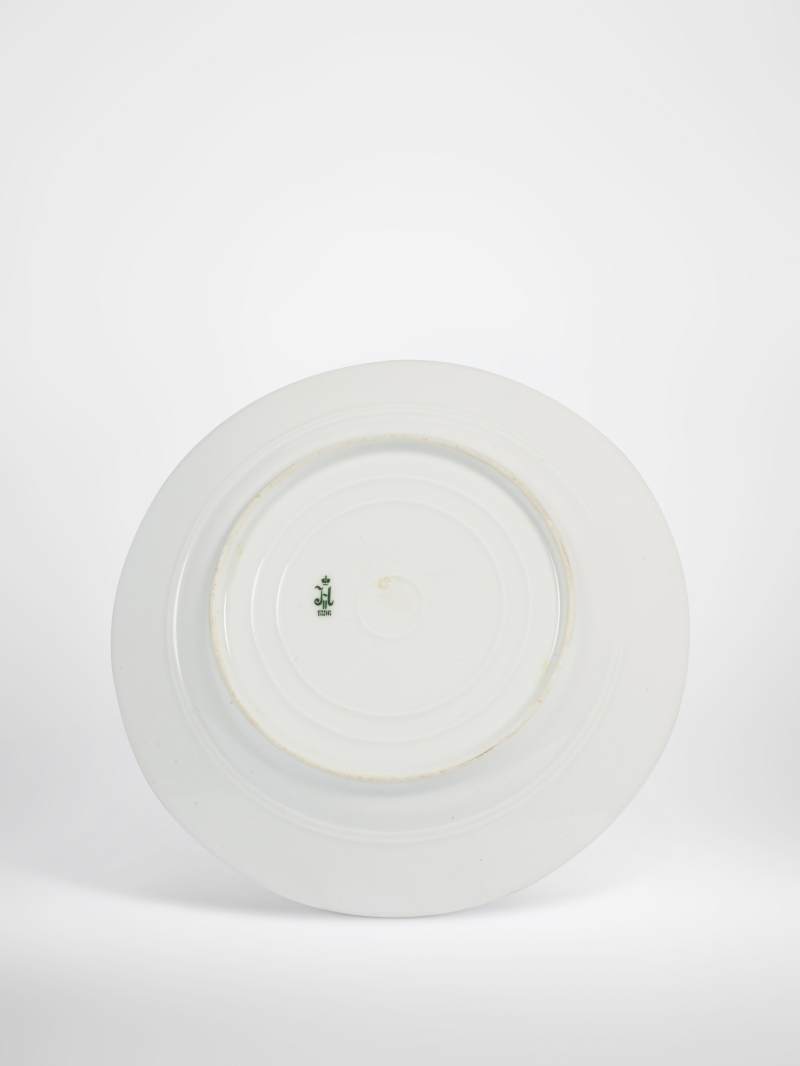 Forty-three Porcelain Dinner Plates from the Alexander III Coronation Service, Imperial Porcelain Factory, St Petersburg, period of Alexander III, 1881, and Nicholas II (1896-1913) - 图3