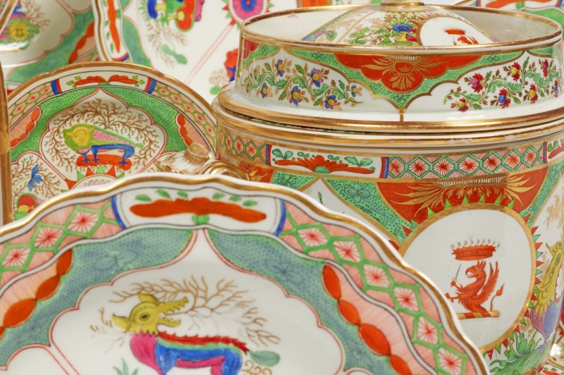 An English Porcelain ‘Dragons in Compartments’ Assembled Part-Dinner and Dessert Service, Late 18th/ 19th Century - 图6