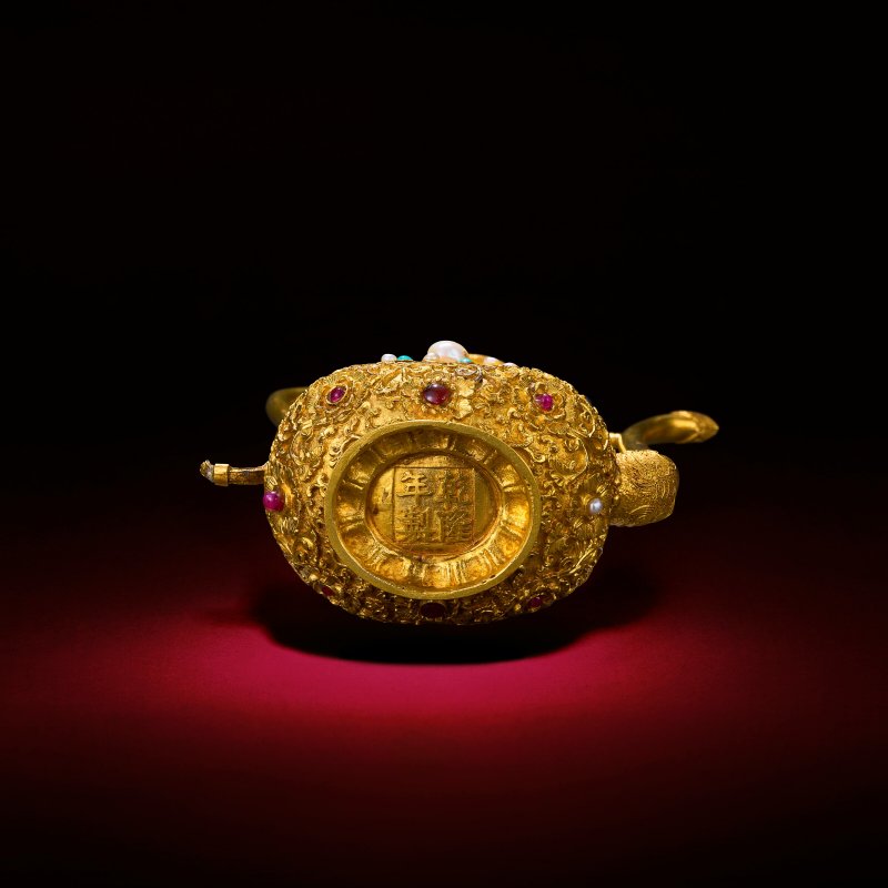 清乾隆 御製金胎纍絲鏨纏枝花卉紋嵌寶石執壺 「乾隆年製」款  QIANLONG FOUR-CHARACTER MARK AND OF THE PERIOD (1736-1795) - 图6