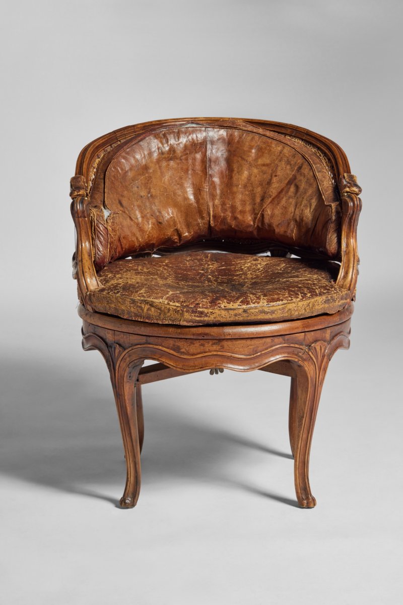 A Louis XV Walnut Fauteuil de Bureau, Probably Lyon, Mid-18th Century - 图2