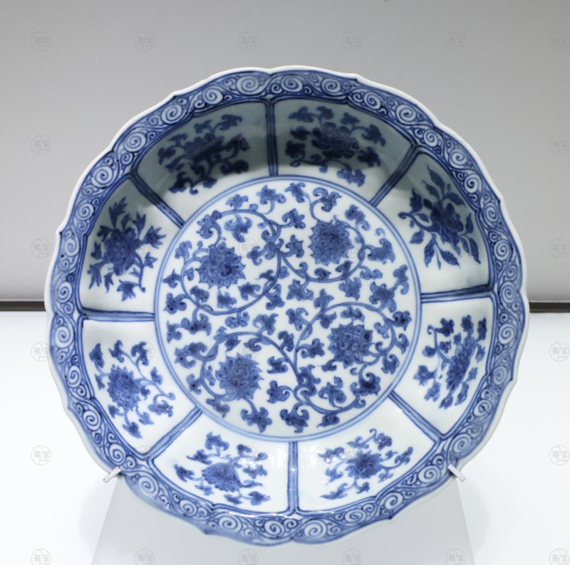 明正德 景德镇窑青花缠枝莲纹花口盘
